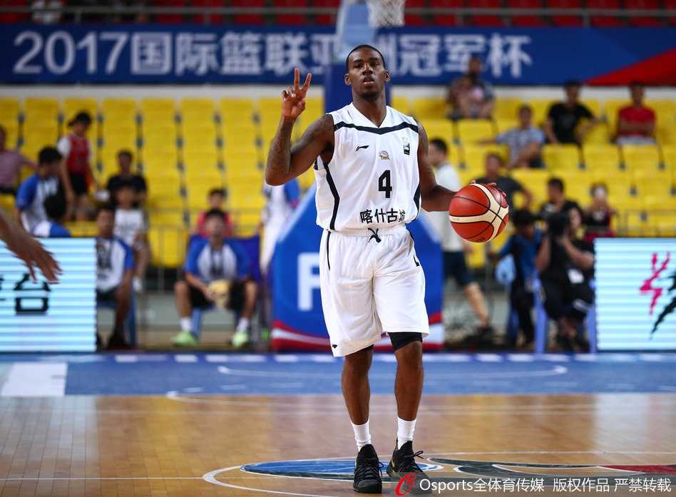 新疆飞虎惊魂一刻 力克台北达欣迎亚冠两连胜 可兰白克-马坎底角三分手起刀落,篮球空心入网,他紧握拳头怒吼庆祝,点燃了新疆队的反击激情。