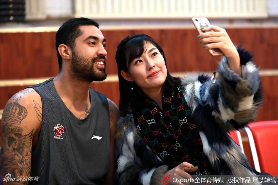 新疆飞虎新援利马火线驰援 蓝领悍将撑起内线防线 训练场上的利马展现出十足的活力,在进行对抗训练时高高跃起,手臂肌肉线条分明,仿佛一只展翅的雄鹰,准备在禁区内遮天蔽日。