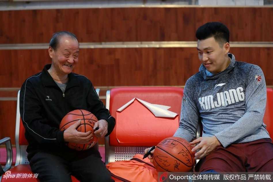 新疆飞虎新援利马火线驰援 蓝领悍将撑起内线防线 在分组对抗中,利马接到队友传球后高高跃起准备单手劈扣,他的身体在空中完全舒展,仿佛将训练馆的穹顶当作了翱翔的天空,力量感十足。