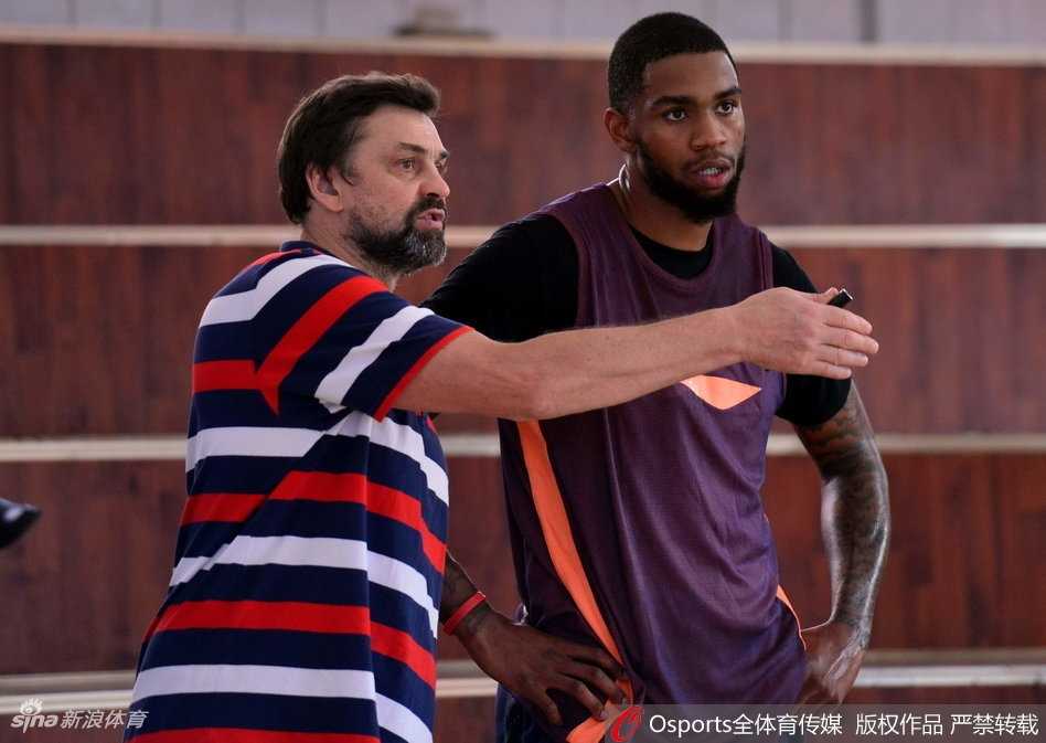 新疆飞虎新援肖恩·朗完成首训,硬汉风格令教练组欣喜 训练结束,肖恩·朗与每一位队友击掌致意,他那双大手传递出的不仅仅是力量,更是融入新集体的温暖和善意。