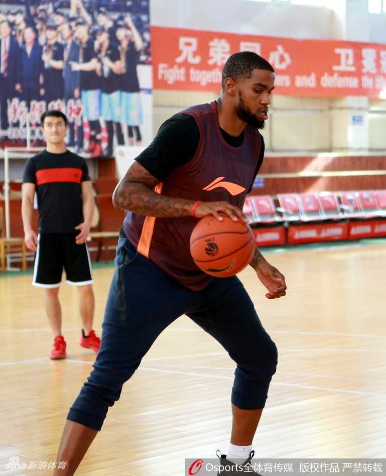 新疆飞虎新援肖恩·朗完成首训,硬汉风格令教练组欣喜 肖恩·朗在训练馆中央高高跃起,双手狠狠地将球砸进篮筐,仿佛要将所有的期待都化作这雷霆万钧的一扣。
