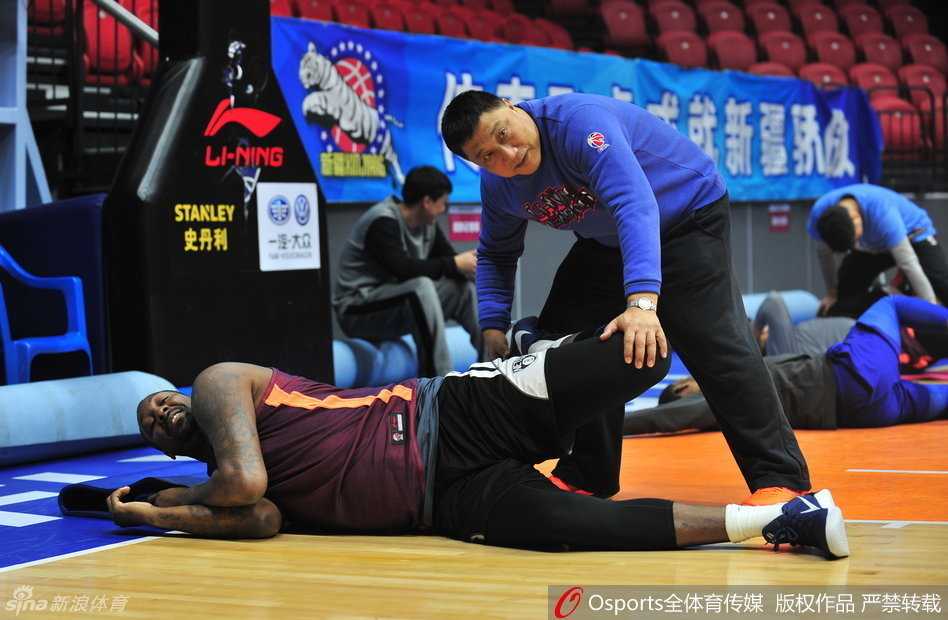 新疆飞虎砺兵秣马,半决赛静待辽宁挑战 孙鸣阳在训练尾声加练了一记势大力沉的单手劈扣,篮球应声入网,引来场边队友的一阵欢呼。