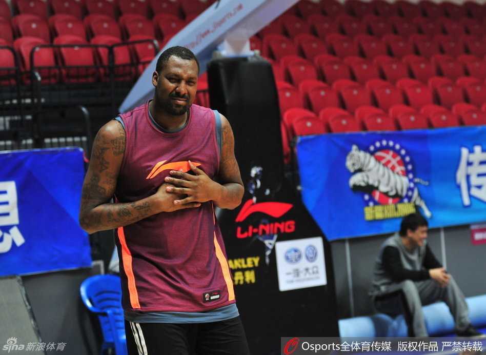 新疆飞虎砺兵秣马,半决赛静待辽宁挑战 刚刚结束训练的布拉切在场边变身“活宝”,搞怪的表情和动作让一旁的孙桐林忍俊不禁,队医也露出了无奈的笑容。