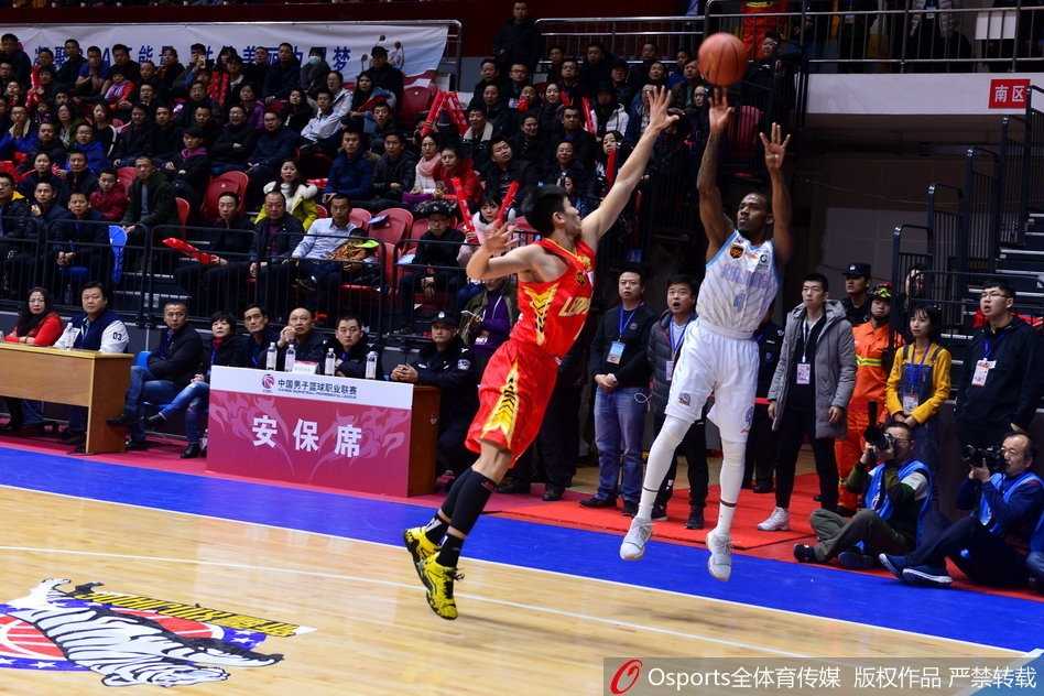 新疆飞虎绝境爆发,单外援上演惊天逆转! 西热力江命中关键三分后激情怒吼,握拳庆祝,面部表情极度亢奋,点燃了全场气氛。