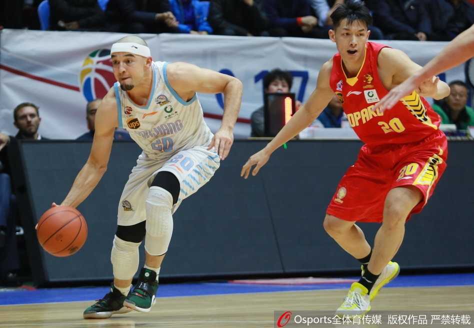 新疆飞虎绝境爆发,单外援上演惊天逆转! 新疆队小外援亚当斯在深圳队多人围堵下强行突破,眼神中透着坚毅与杀气。