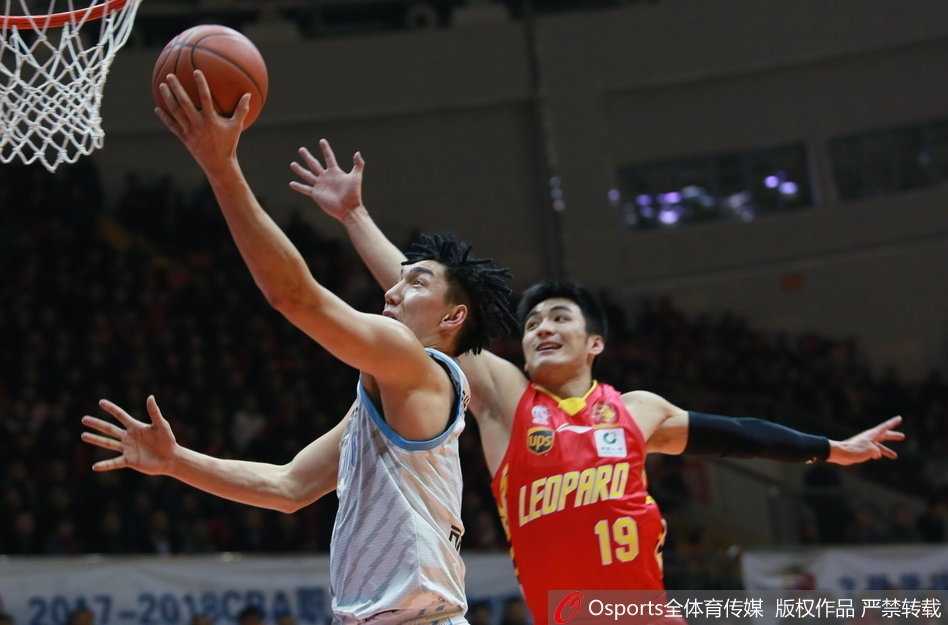 新疆飞虎绝境爆发,单外援上演惊天逆转! 李根在对方严防死守下强行干拔三分,肌肉线条充满力量感,仿佛在宣告反击的开始。