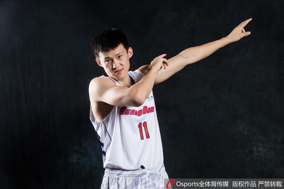 新粤征程广东宏远新赛季前瞻,阿联领衔国产五虎将迎双外援强阵 胡明轩面露青涩却异常冷静,面对包夹巧妙分球给跟进的队友