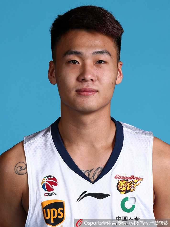 新老交替间的南粤雄师:回顾2017年广东宏远的启航时刻 大外援尼克尔森手持自拍杆笑容灿烂,这位被球迷爱称为虾饺的球员,正试图用亲和力融入宏远大家庭。