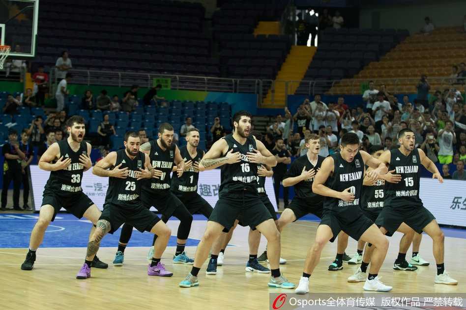 韩德君在内线强攻得手，用身体扛开防守队员后稳稳将球放入篮筐，他这场比赛如同定海神针一般，用实际行动诠释了何为内线统治力。