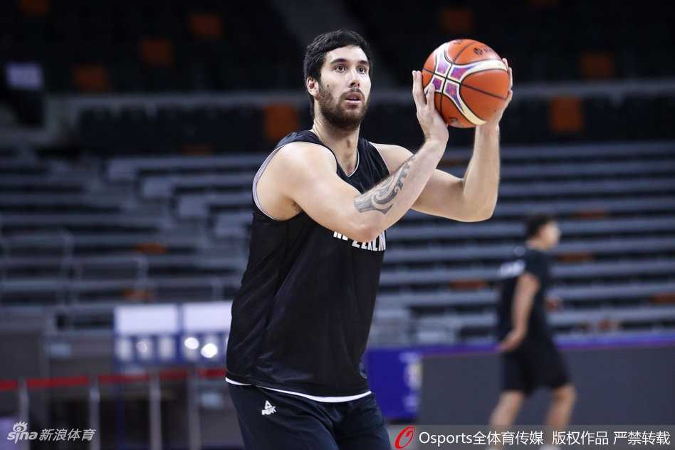 全队球员围成一个紧密的圆圈，集体呐喊助威，每个人的脸上都写满了斗志和对胜利的渴望。