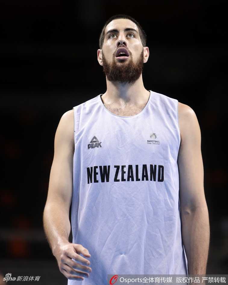 主教练佩罗·卡梅隆手持战术板，在训练间隙向队员们布置新的战术跑位，球员们围拢倾听。