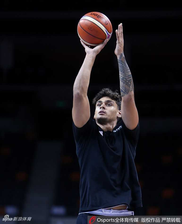 球队核心后卫谢伊·伊利在分组对抗中持球突破，防守球员紧贴不放，场上对抗气氛紧张。