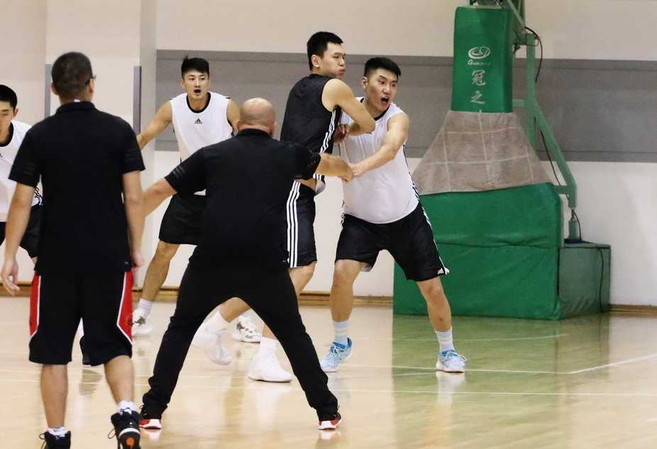 新规新貌新势力,CBA新赛季大变样 外援依旧是赛场的焦点,单节爆发力被新赛制进一步放大,他们的每一次突破都牵动人心。