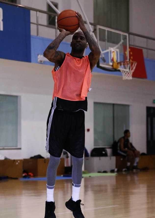 新规新貌新势力,CBA新赛季大变样 赛程缩短,容错率降低,场边的教练组每一次手势和呼喊都将决定比赛的最终走向。