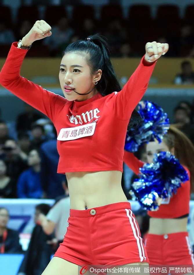 在聚光灯下，篮球宝贝们扎着利落的马尾，随着动感音乐的节拍跃动，她们的笑容极具感染力，瞬间点燃了全场观众的热情。