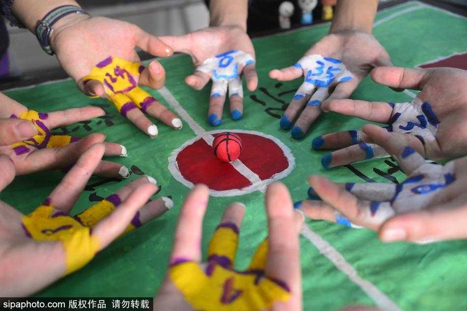 比赛似乎进入了白热化阶段，一名同学紧锁眉头，用指尖死死卡住对方的‘进攻路线’。他身旁的队友则伺机而动，准备进行‘空中接力’。周围观众的目光紧紧锁定在他们灵动的指尖上，整个画面充满了竞技体育特有的紧张感与凝聚力。