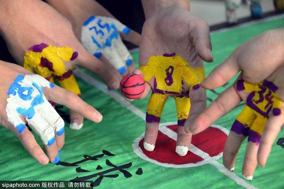 几双不同肤色的手交织在迷你球场上空，指尖上分别涂着红蓝两色。一颗小小的纸团篮球正从一根手指尖被挑起，即将飞向不远处的‘篮筐’，对手的‘防守球员’正试图拦截，画面定格在攻防转换的紧张瞬间。