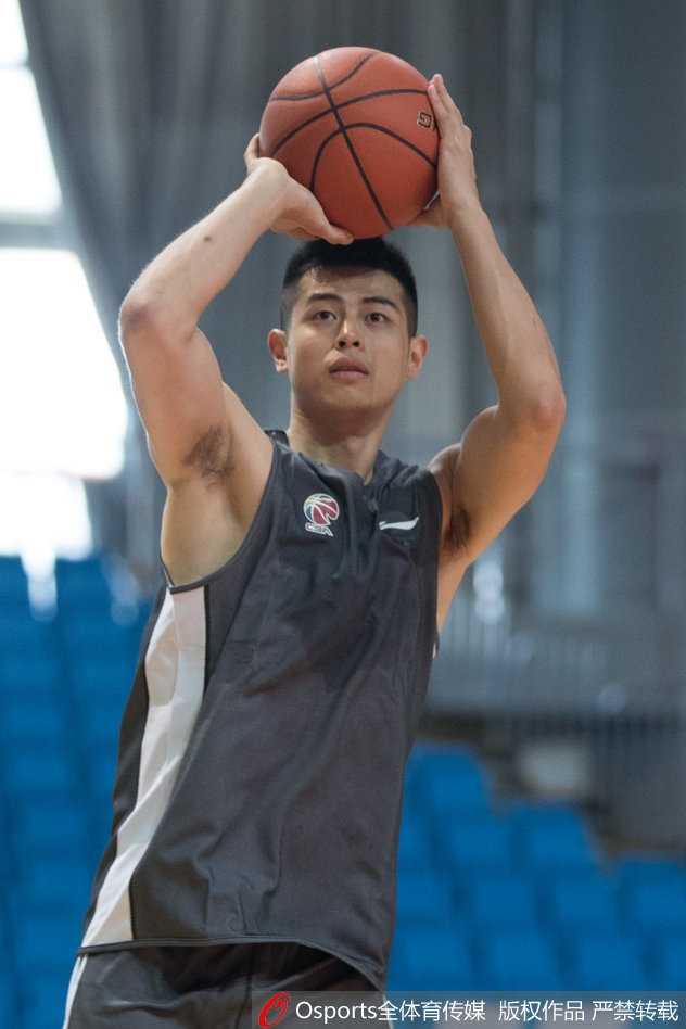翟晓川在底角接球后虚晃一枪，面对防守者准备突破，神情机敏而果敢