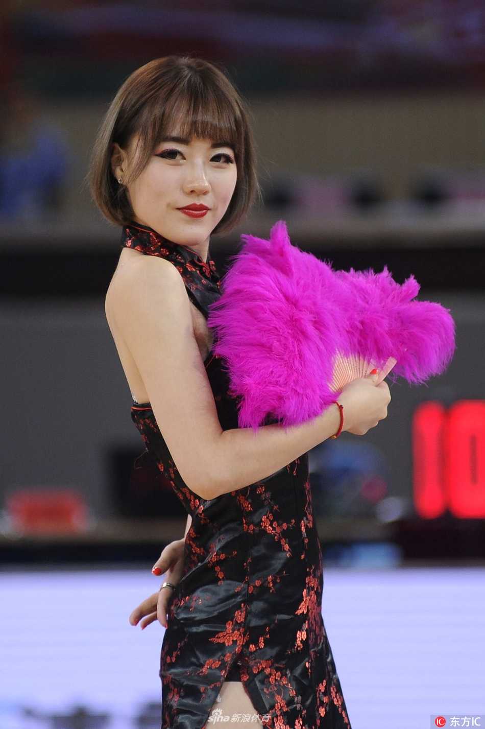 旗袍扇舞动溧阳 赛场绽放中国风——记2017CBA季前赛篮球宝贝 光影交错间,身着水墨晕染旗袍的啦啦宝贝们轻盈登场,手中的流苏扇犹如蝴蝶翩跹,在CBA赛场上勾勒出一幅灵动的江南画卷。