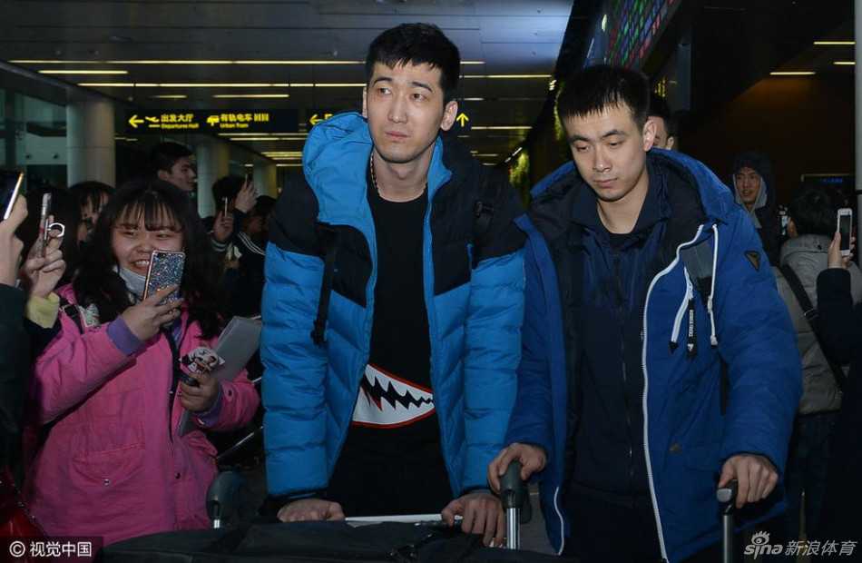 无论成败与辽同在:辽篮将士载誉归乡,真情瞬间温暖寒冬 刘志轩身穿深色休闲服,神情虽显旅途劳顿后的倦意,但嘴角上扬露出温和的笑容,正与一位男球迷并肩站立合影,眼神中透着谦和。