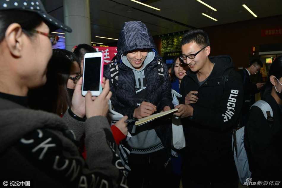 无论成败与辽同在:辽篮将士载誉归乡,真情瞬间温暖寒冬 郭艾伦在人群中停下脚步,手持黑色马克笔,正专注地在一位女球迷递来的球衣上留下签名,侧脸轮廓在嘈杂的人群中显得格外认真与暖心。