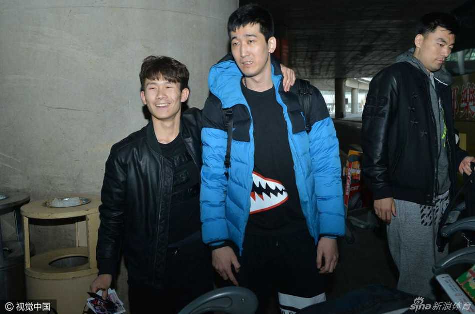 无论成败与辽同在:辽篮将士载誉归乡,真情瞬间温暖寒冬 接机现场人声鼎沸,球迷们高举着“无论成败 与辽同在”的标语牌,眼神热切地望向出口方向,他们的脸上写满了对英雄归来的期盼与骄傲。