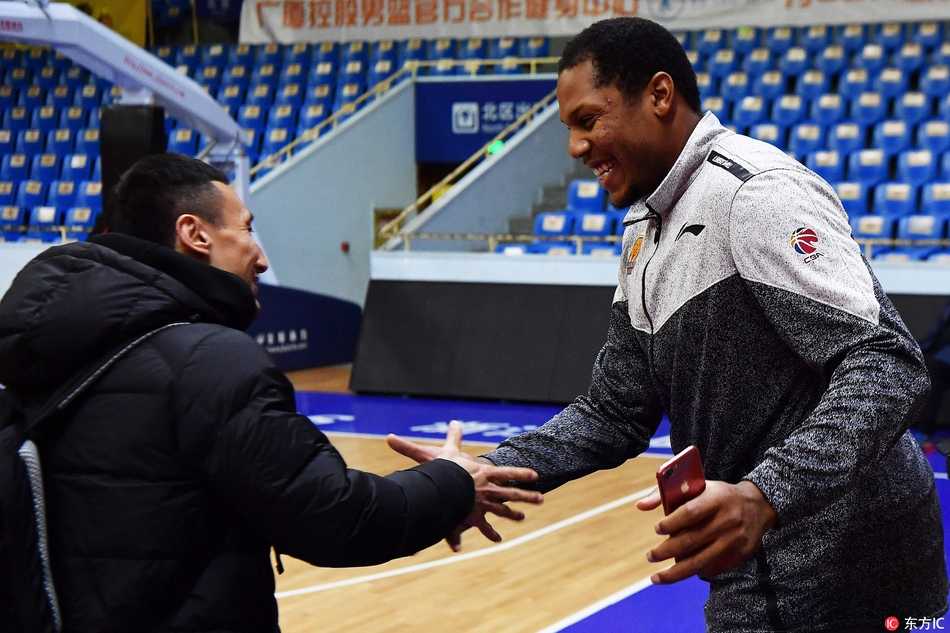 旧地将相再相拥,大宝贝重返广厦体育馆温情满满 霍尔曼在训练场上露出标志性的灿烂笑容,露出大白牙,眼神里满是对这片场地的眷恋