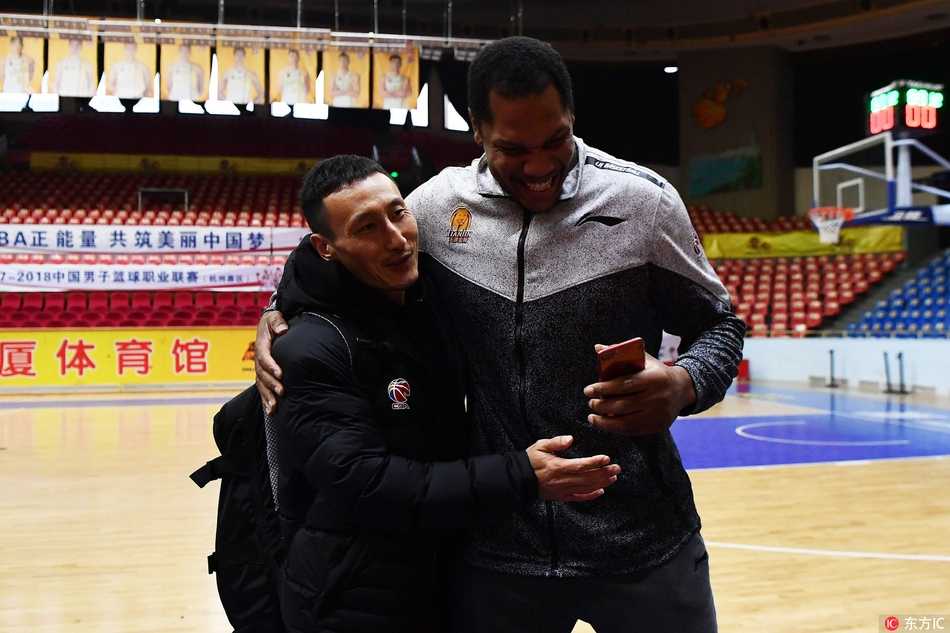 旧地将相再相拥,大宝贝重返广厦体育馆温情满满 霍尔曼在对抗中卡位要球,肌肉紧绷,眼神坚毅,面对昔日队友的防守毫不退让