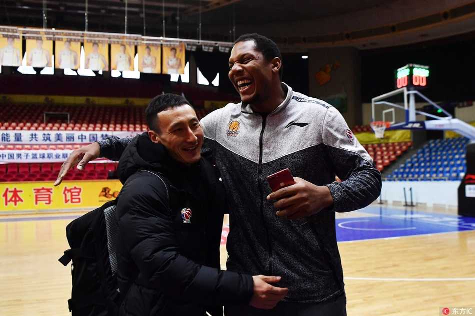 旧地将相再相拥,大宝贝重返广厦体育馆温情满满 霍尔曼在训练中专注地投篮,肌肉线条在灯光下显得格外分明,每一次出手都仿佛在向老友证明自己依旧强大