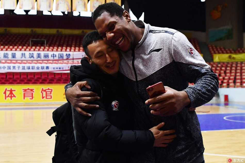 旧地将相再相拥,大宝贝重返广厦体育馆温情满满 霍尔曼蹲下身与昔日队友的小孩玩耍,巨大的身躯与小孩子的稚嫩形成鲜明对比,画面温馨有爱