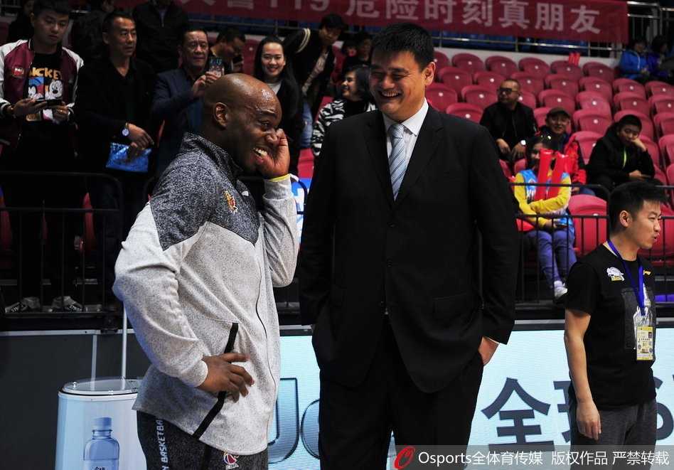 时光荏苒情谊未改:姚明与兰德里赛场叙旧 姚明与兰德里在CBA赛场重逢,两人面带笑容亲切交谈,仿佛有说不完的往事,眼神中满是老友重逢的喜悦。