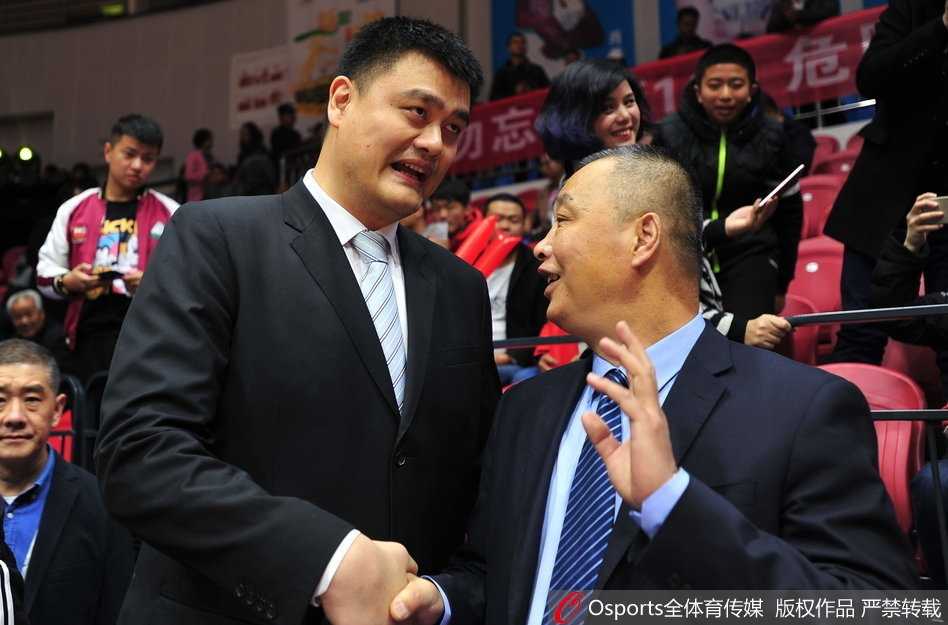 时光荏苒情谊未改:姚明与兰德里赛场叙旧 交谈中的姚明被逗得开怀大笑,兰德里也露出灿烂的笑容,两人的笑容极具感染力,让人感受到那份纯粹而真挚的兄弟情谊。