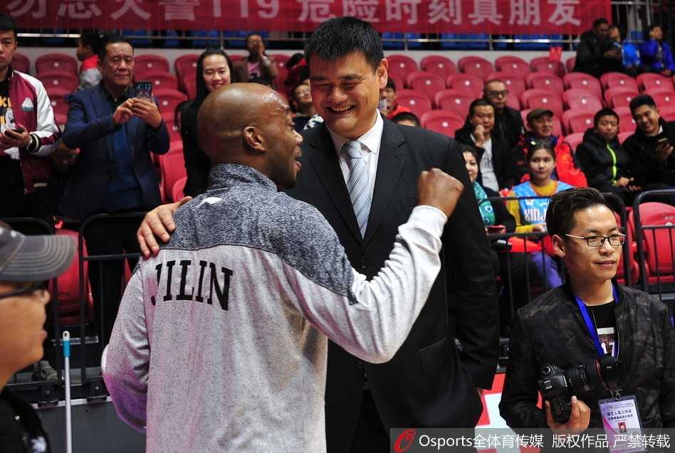 时光荏苒情谊未改:姚明与兰德里赛场叙旧 镜头拉近,姚明脸上露出标志性的憨厚笑容,兰德里也笑得合不拢嘴,昔日并肩作战的队友情谊溢于言表,画面温馨感人。