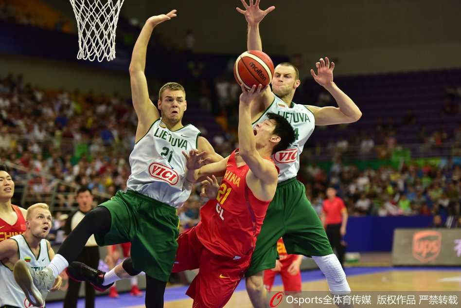 刘晓宇在比赛中沉稳地控球过半场，眼神中充满自信，他正试图通过这场实战尽快融入球队的战术体系。