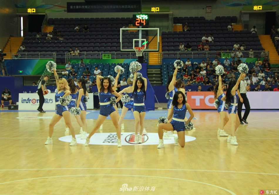 宝贝们围成圆圈，用灿烂的笑容和舞蹈为球员加油打气。