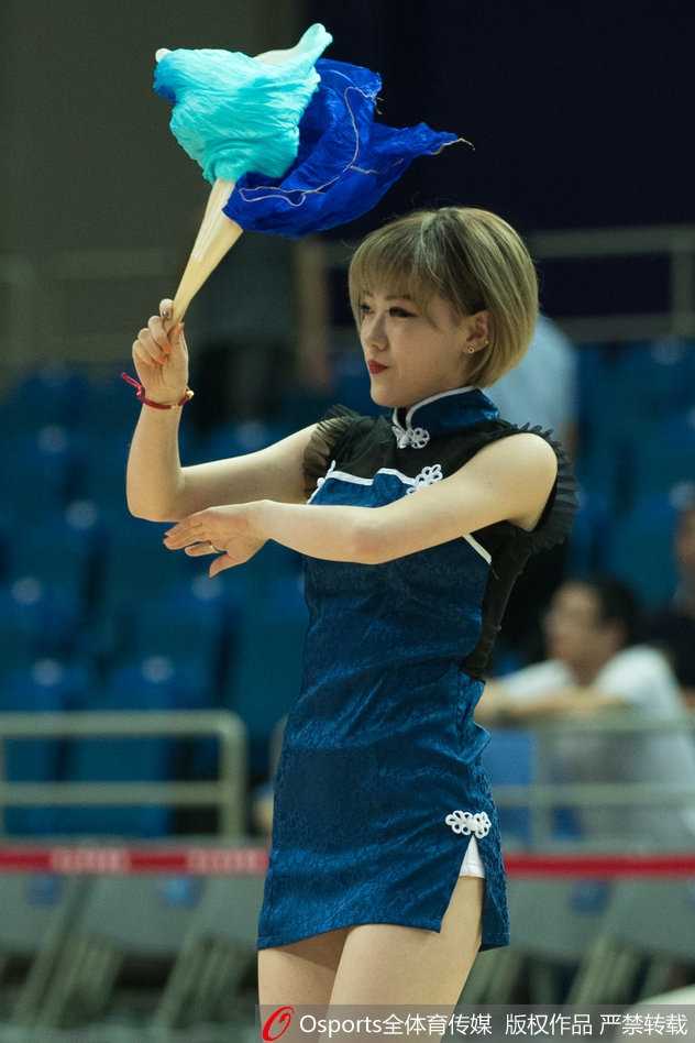 伴随着轻快的旋律，几位宝贝扎着清爽的马尾辫，在场地中央跳起了充满青春活力的舞蹈。她们手中的花球随着节奏上下翻飞，展现出篮球宝贝特有的专业素养和无限活力，让整个场馆都沉浸在欢乐的海洋中。