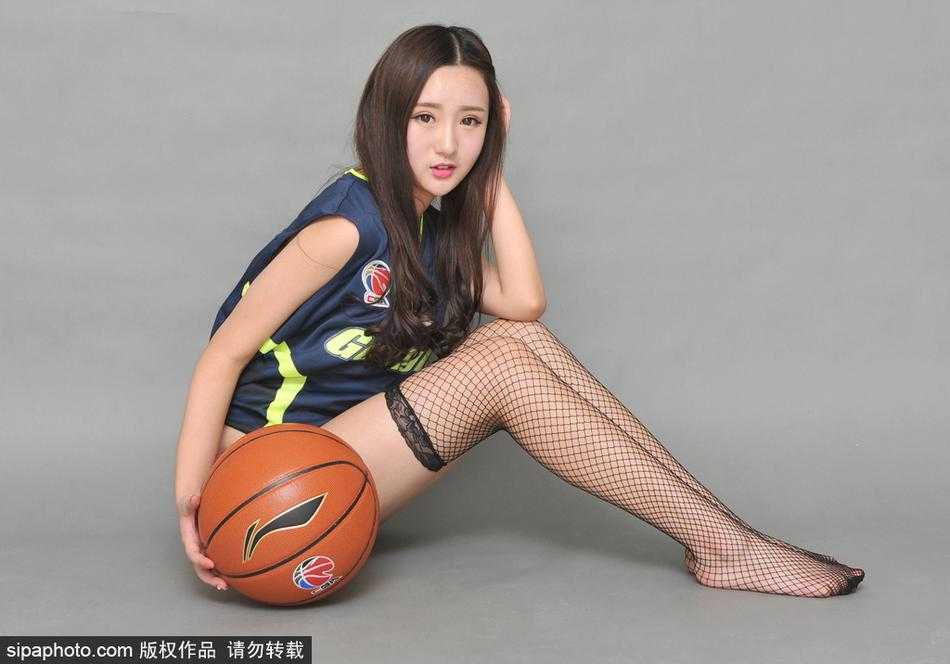 易建联九号战袍传承,篮球宝贝黑丝美腿助威宏远 一名篮球宝贝背对镜头,双手高高举过头顶比出大大的爱心。9号战袍的背号清晰可见,球衣的宽松掩不住青春的活力,黑丝美腿在奔跑中定格,仿佛在向全场宣告:我们与宏远同在。