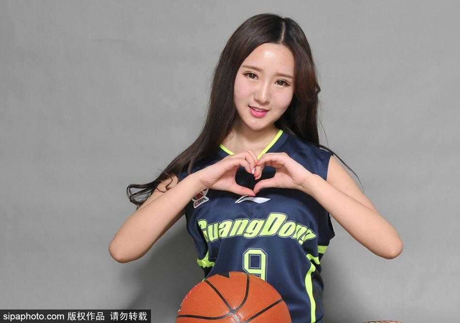 易建联九号战袍传承,篮球宝贝黑丝美腿助威宏远 表演结束后,篮球宝贝面对镜头露出灿烂的笑容,双手在胸前比出精致的小爱心。身后的球场灯光虚化成斑斓的光斑,她脸上的汗珠和眼中的光芒,是这场青春盛宴最好的注解。