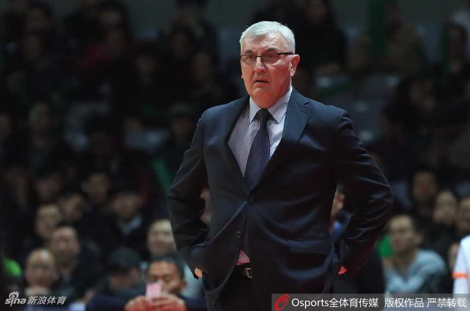 周鹏在防守中寸步不离对手，他张开双臂宛如一堵移动的长城，完全罩住了八一队的传球路线。