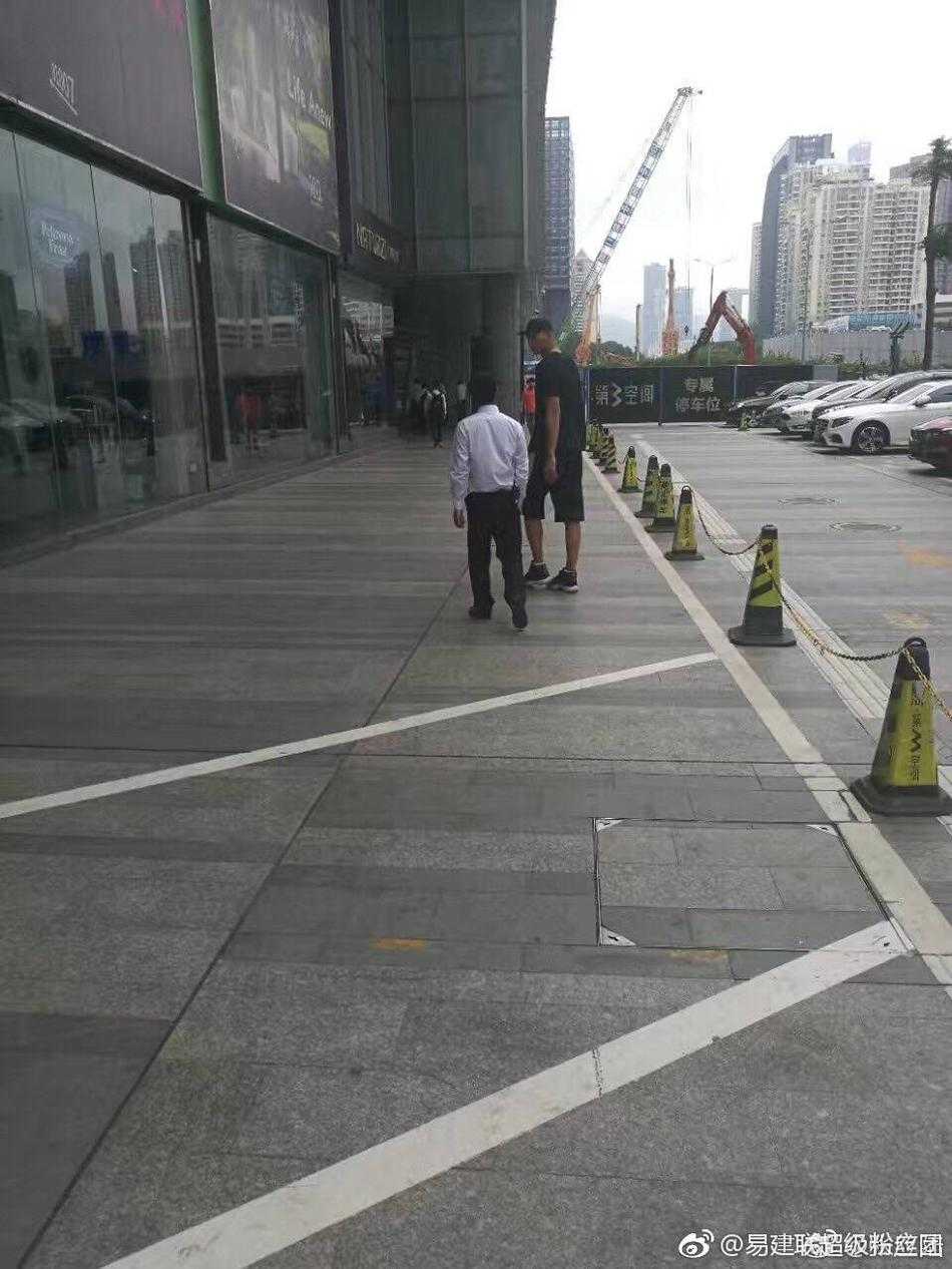 易建联手提购物袋，尽显居家好男人风范，荆灵则悠闲地走在他前方，回眸瞬间被镜头捕捉，画面中两人眼神交汇，仿佛在无声地分享着属于他们的小确幸，这种轻松自在的状态，正是爱情最美好的模样。