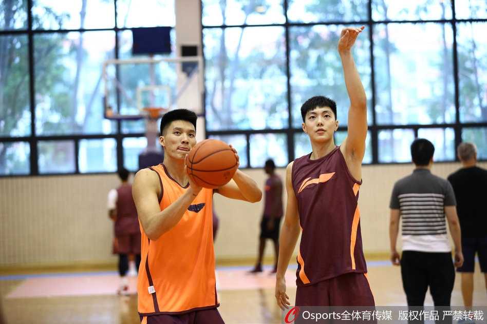 易建联挂帅广东宏远潜心备战,疆粤大战前夕投篮训练透锋芒 年轻后卫赵睿在对抗训练中突破上篮,身姿矫健充满灵性,作为上赛季异军突起的奇兵,他的冲击力将是广东后场的重要武器。