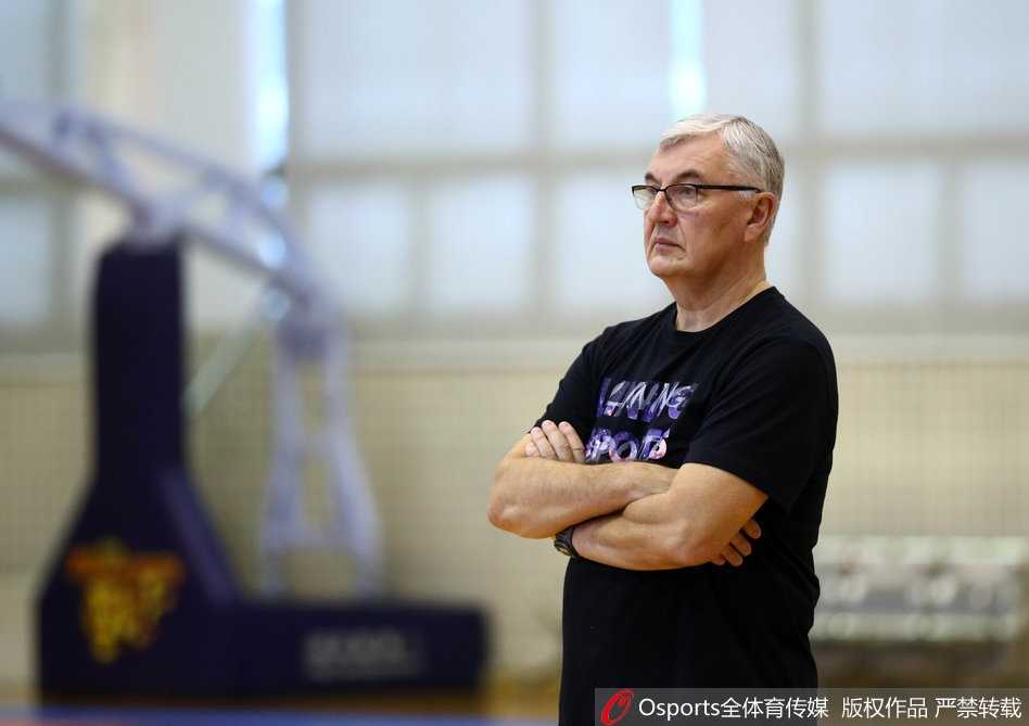 易建联挂帅广东宏远潜心备战,疆粤大战前夕投篮训练透锋芒 外援尼克尔森与易建联在训练中进行挡拆配合演练,两人频频沟通战术细节,这对新赛季的内线组合期待在正赛中产生化学反应。