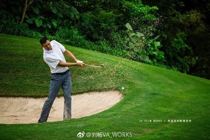 易建联挥杆高尔夫球场 篮球巨人的绅士转型 易建联轻巧挥杆动作舒展,衬衫长裤的休闲装扮衬托出他修长挺拔的身材,宛如一位职业高尔夫选手