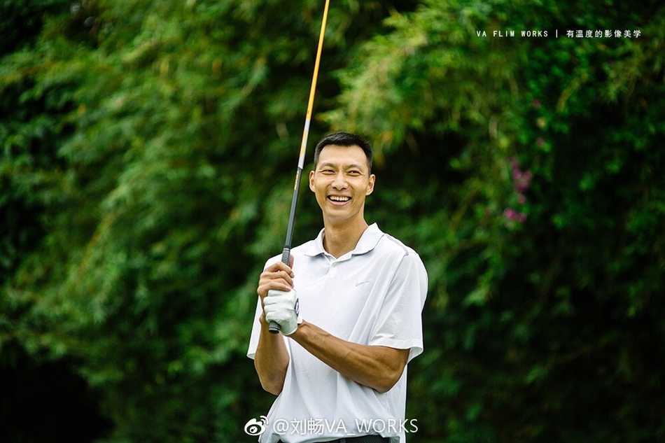 易建联挥杆高尔夫球场 篮球巨人的绅士转型 阿联笑得像个孩子般开心,阳光洒在他帅气的脸庞上,衬衫衣角随风轻扬,尽显轻松惬意的好心情