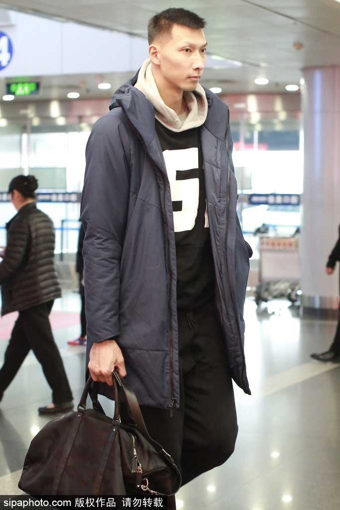 易建联潮装亮相机场背后的双面人生:从天才少年到篮球传奇 易建联在机场低头查看手机,身上的潮流卫衣图案独特,即使是低头瞬间,挺拔的身姿也让他在人群中格外醒目