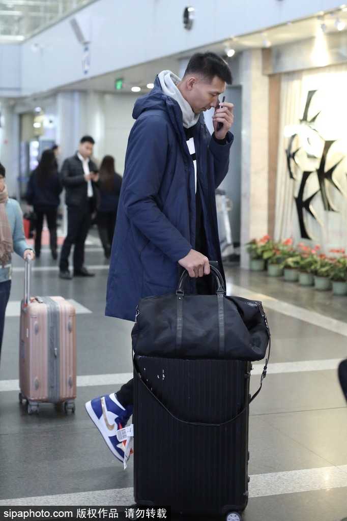 易建联潮装亮相机场背后的双面人生:从天才少年到篮球传奇 易建联身穿深色潮流外套搭配个性背包,在机场通道中回眸一瞥,眼神中既有运动员的坚毅又不失时尚达人的洒脱