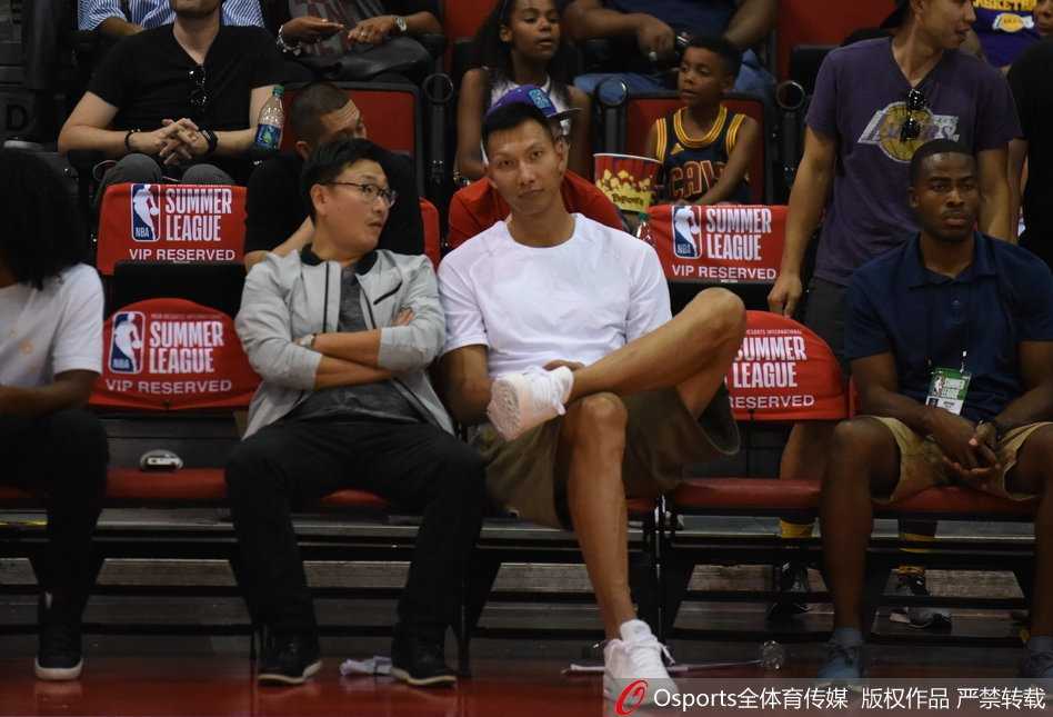 周琦在对手头顶奋力摘下篮板，他修长的手臂完全舒展，眼神中透露出守护禁区的坚定与霸气。