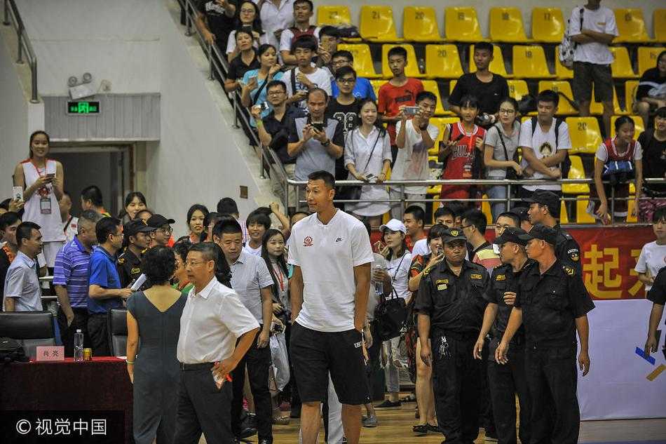 灯光下，易建联专注地为热情的球迷在篮球上签名，笔尖划过皮革的沙沙声，仿佛是他与海南篮球之间无声的约定。