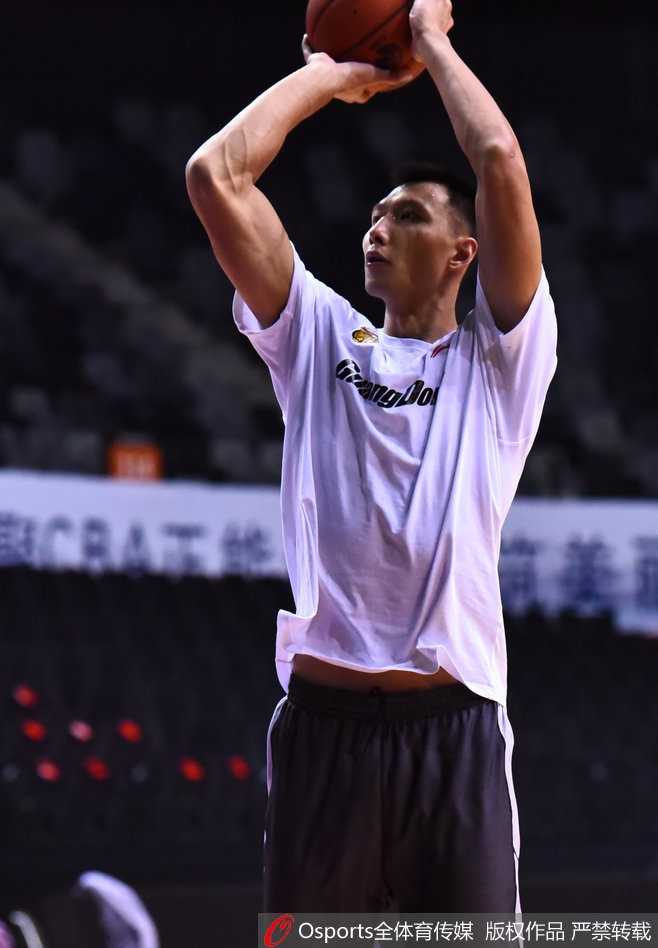 阿联在进行持球训练，虽然只是赛前热身，但他眼神专注，每一个动作都力求标准到位