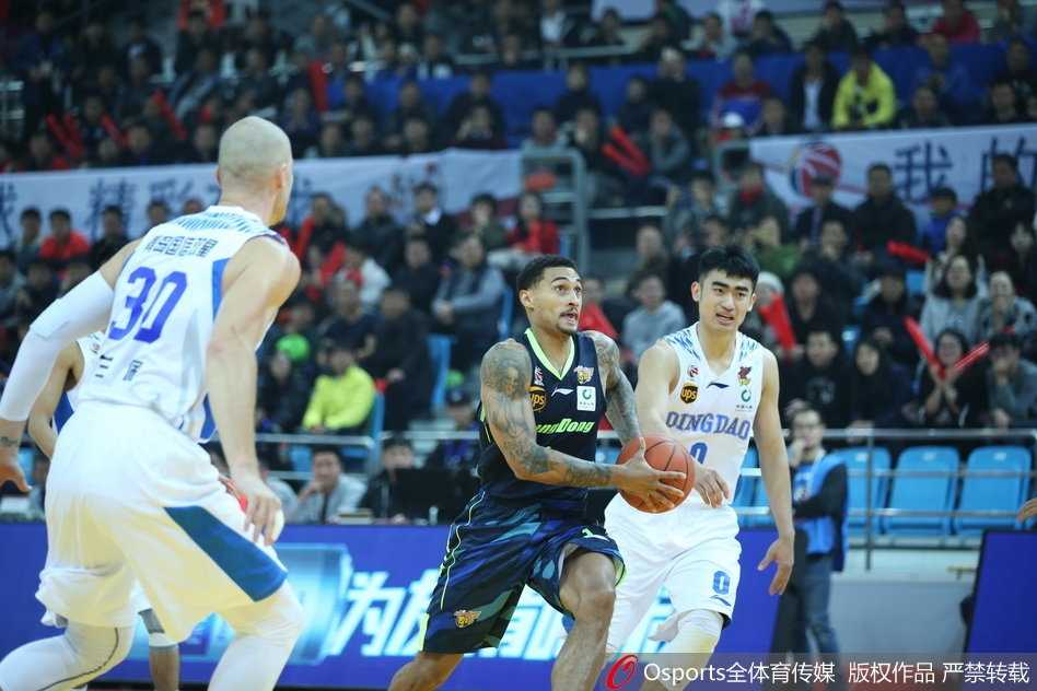 易建联超级两双统治赛场,广东客场惊魂三分险胜青岛 广东外援尼克尔森迎着防守强行暴扣,隔人劈扣气势如虹,点燃替补席激情